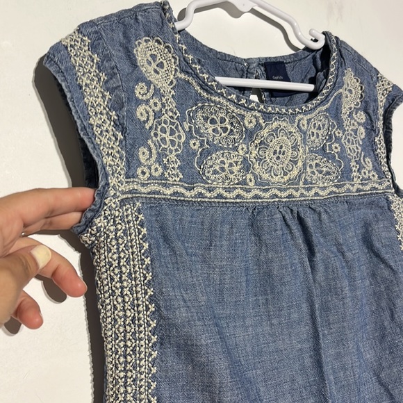 GAP Kid’s Blue Cream Embroidered Floral Stitch Shirt Size Small - Picture 2 of 7